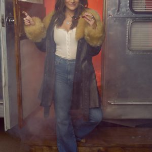 Mae Estes press image