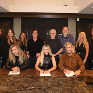 The Band Perry signs with Nashville Harbor Records & Entertainmenrt